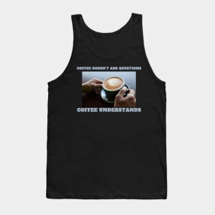 Kaffee versteht - Espresso understands - keine Fragen Tank Top